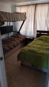 arriendo para turistas en la serena في لا سيرينا: غرفة نوم بها سرير وسرير بطابقين