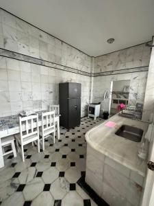 uma cozinha com um lavatório e um frigorífico em Casa de Maria Marta em Ilhéus