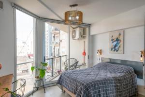 1 dormitorio con cama y ventana grande en Inmejorable! Piso alto en Centro BsAs, Moderno con parrilla y pileta 3 pax en Buenos Aires
