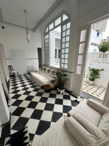 uma sala de estar com piso em xadrez em Casa de Maria Marta em Ilhéus