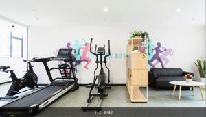 Fitness centrum a/nebo fitness zařízení v ubytování The Best Time Hotel Pazhou-Free shuttle bus for canton fair