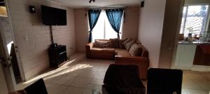 arriendo para turistas en la serena في لا سيرينا: غرفة معيشة مع أريكة وتلفزيون