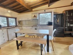 Η κουζίνα ή μικρή κουζίνα στο Vaucluse Chalet, alpine-getaways +12 φωτογραφίες