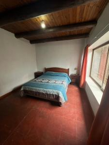1 dormitorio con 1 cama en la esquina de una habitación en Cabaña 1, en Duao