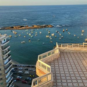 uma vista para o oceano com barcos na água em شقه فى ميامى بالاسكندريه مطله على البحر em Alexandria