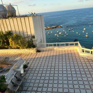 uma vista para o oceano a partir de um edifício em شقه فى ميامى بالاسكندريه مطله على البحر em Alexandria