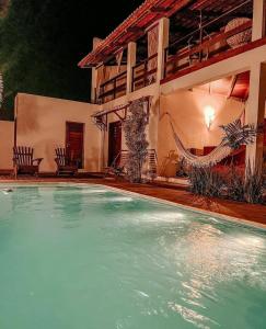 una gran piscina frente a una casa en Villa Fortal Preá en Prea