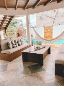 uma sala de estar com um sofá e uma mesa de centro em Villa Fortal Preá em Praia do Preá