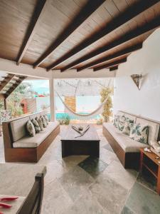 ein Wohnzimmer mit 2 Sofas und einem Tisch in der Unterkunft Villa Fortal Preá in Prea