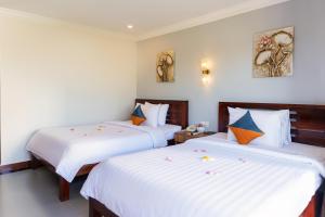 Letto o letti in una camera di Ratana Angkor Hotel