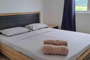 1 dormitorio con 1 cama con reposapiés marrón en Country House with Mountain View en Long Mountain