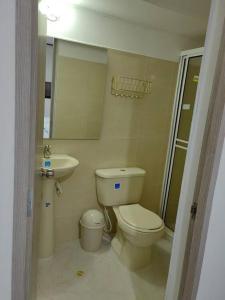 a bathroom with a toilet and a sink at Apartamento de 3 HABITACIONES en Bucaramanga in Bucaramanga