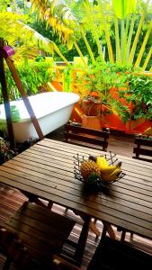 a banana and a pineapple sitting on a wooden table at Le Ti Citron Vert in Saint-Leu