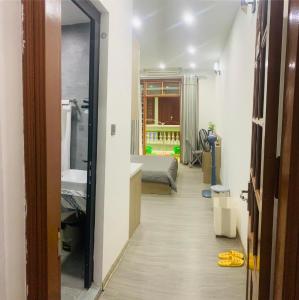ハノイにあるBalcony STU 301 Near Uncle Ho's Mausoleumのベッド付きの部屋と廊下が備わる部屋