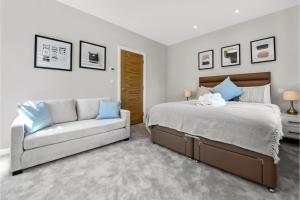 - une chambre avec un lit et un canapé dans l'établissement Luxe and Cozy Living - Family Perfect! Sleeps 9, à Londres