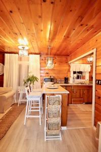 Kjøkken eller kjøkkenkrok på Cheerful 2-Bedroom cabin with indoor fireplace