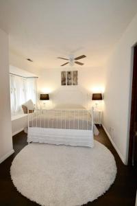 En eller flere senger på et rom på Cheerful 2-Bedroom cabin with indoor fireplace