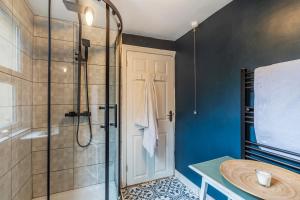 KentFolkestone Ramblers Rest的带淋浴和玻璃淋浴间的浴室 更多21张照片