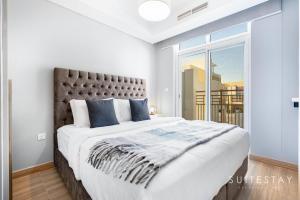 - une chambre avec un grand lit et une grande fenêtre dans l'établissement Adorable Bright Villa in Residential Community, à Dubaï