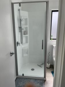 y baño con ducha y puerta de cristal. en Nature Haven, City Close, en Upper Hutt