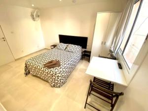 a bedroom with a bed and a table in it at Apartamentos con baño privado frente al metro L5 Barcelona-Hospitalet in Hospitalet de Llobregat
