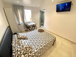 a bedroom with a bed and a desk in it at Apartamentos con baño privado frente al metro L5 Barcelona-Hospitalet in Hospitalet de Llobregat
