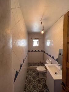Casa de Campo en Malloco في Peñaflor: حمام صغير مع مرحاض ومغسلة