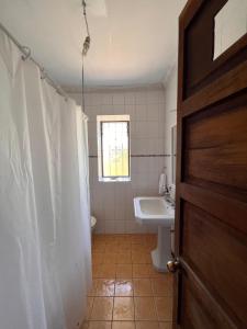 Casa de Campo en Malloco في Peñaflor: حمام مع حوض ومرحاض ونافذة