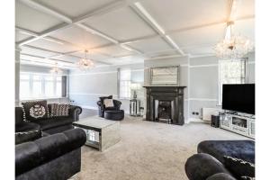 Χώρος καθιστικού στο 6BD Vacation Home with Indoor Pool
