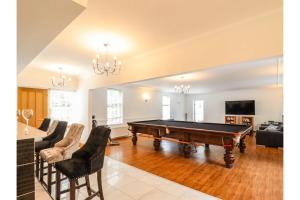 una sala de estar con una mesa de billar. en Luxurious 6 Bedroom Villa with Pool Sleeps 12, en Canvey Island