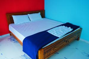 Katil atau katil-katil dalam bilik di Auro Galaxy Pondy with Swimming Pool