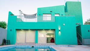una casa verde con una piscina di fronte di Bambú Hotel a Chepes