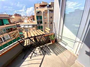 a balcony with chairs and a view of a city at Apartamentos con baño privado frente al metro L5 Barcelona-Hospitalet in Hospitalet de Llobregat