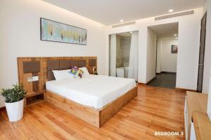 a bedroom with a large bed in a room at Modern & Charming Penthouse 5BRs in Da Nang Center in Da Nang +16 photos
