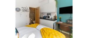 Kleines Zimmer mit einem Bett und einer Küche in der Unterkunft NEW: Bright & Stylish Perfect Studio for 2 in London