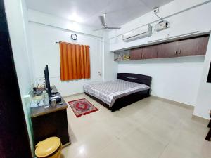 Llit o llits en una habitació de Muktangan Home Stay, Kolhapur