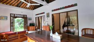 - un salon avec un canapé et une salle à manger dans l'établissement Sari Kembang villa ubud, à Ubud