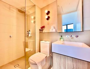 墨爾本的住宿－High rise top view 2bed2bath，一间带卫生间、水槽和镜子的浴室