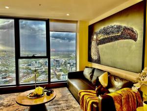 sala de estar con sofá y ventana grande en High rise top view 2bed2bath, en Melbourne