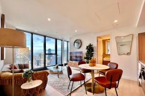 sala de estar con sofá y mesa en High rise top view 2bed2bath, en Melbourne