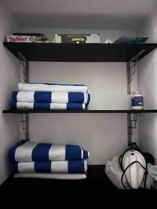 Bunk bed o mga bunk bed sa kuwarto sa Apartamento en planta baja