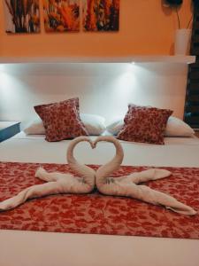 duas serpentes formando um coração numa cama em Aurelle Inn em Legazpi