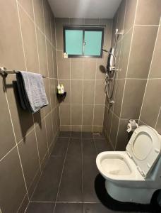 een badkamer met een toilet en een raam bij Greenfield Residence Comfort Stay Near sunway pyramid, sunway college, one academy, taylors uni in Petaling Jaya