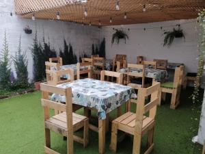einen Tisch und Stühle mit einem blauen und weißen Tischtuch in der Unterkunft Global Airport Inn FREE Shuttle in Guatemala