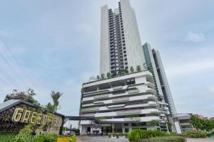 een hoog wit gebouw met bomen erop bij Greenfield Residence Comfort Stay Near sunway pyramid, sunway college, one academy, taylors uni in Petaling Jaya