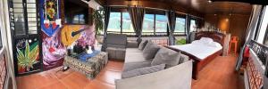un autobús con una cama y un sofá en una habitación en Ubuntu Hostel - Book Tour Here , Stay Here Free, en Hanói