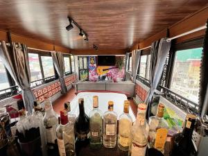 un grupo de botellas sobre una mesa en una furgoneta en Ubuntu Hostel - Book Tour Here , Stay Here Free, en Hanói