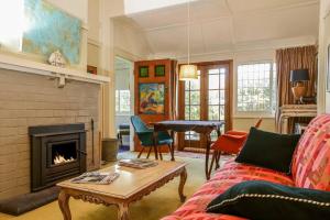 The Gables - Circa 1880 - Classic Bowral Property的休息区