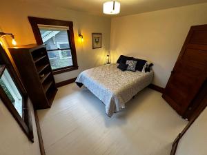 1 dormitorio con cama y ventana en Historic 1905 craftsman, en Centralia