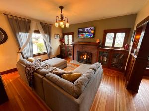 uma sala de estar com um sofá e uma lareira em Historic 1905 craftsman em Centralia